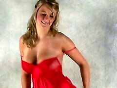 लाल रंग की पोशाक-उछालभरी प्राकृतिक स्तन नृत्य छेड़ो
