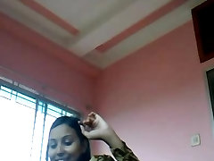 印度的自制性的视频德西女孩roshnie与她的男友多汁的胸部吸入和口交的性交
