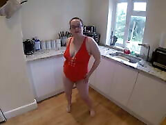 danse en maillot de bain rouge