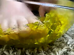 gelatina amarilla entre los dedos de los pies!