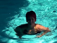 انادوت-شنا در لباس شنای زنانه دوتکه