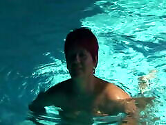 Annadevot-裸体游泳在游泳池