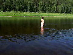 desnudo en el río volga
