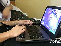 deux étudiants jouant à un jeu en ligne mènent au karisma kapur ka chodai chaud
