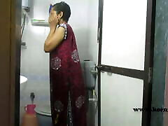 गंदा हिंदी ऑडियो के साथ शॉवर में भारतीय लड़की सींग का बना हुआ लिली