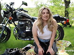 orgasmo picnic con biker ragazza jessica
