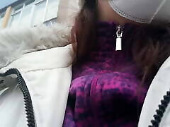 par une froide journée, nicoletta fait wwwxxx video dj 10 sur elle-même dans la rue
