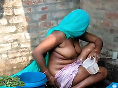 деревенская дези на открытом воздухе избивает индийскую маму полностью обнаженной, часть 2