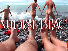 裸体主义者海滩&ndash的;裸体的年轻夫妇在海滩,赤裸裸的青少年夫妇