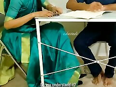 印度性感的老师给她的学生一个脚交和他妈的