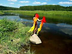 abanicos de colores en roca en el río volga