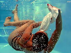 las chicas rusas más calientes en la piscina en 4k