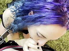 Gothy女巫蓝宝石吮吸和Deepthroats公鸡在她的膝盖