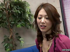 日本女士Riko Miyase正在吮吸阴茎，未经审查