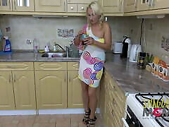 A naughty housewife makes her neighbor cum hermosa steph over her face