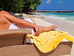 Girl relaxing on a beach – Hot ra coroa com cusao – no panties