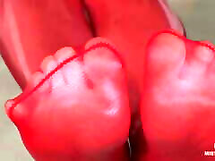 आराम करो और देखो मेरे लाल नायलॉन पैर की उंगलियों झूल