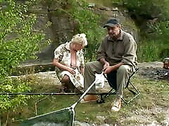 两个老人去钓鱼，找到一个年轻的女孩