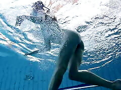 míralas bellezas nadando desnudas en la piscina