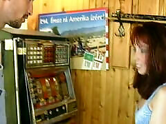 Retro locked husband am Spielautomaten