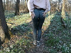 belleza teens fuck drunk brother me seduce con su botín mientras camina en el bosque. annahomemix