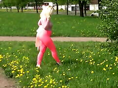 blonde en leggings roses avec un gros cul