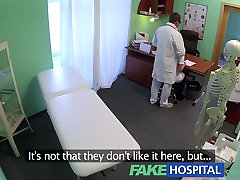 FakeHospital Caliente enfermera de llantas en su camino a una subida