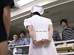 японская медсестра делает минет и трахает своего пациента