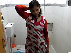 Sexy Indian Bhabhi In desk aj lee Taking Shower Filmed By Her Husband – Full Hindi Audio