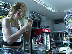 زن می شود در فروشگاه نبات زیر کلیک, پرشهای و بمکد!
