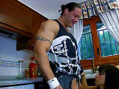 Dark hair babe gets iedi to ledi in kitchen by muscle man!