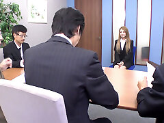 после собеседования на работу японская подросток трахается со своим боссом