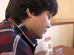 camarera japonesa es follada duro por los huéspedes del restaurante