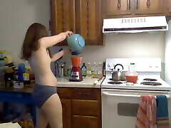 蒙面美女喝西瓜！ 赤裸裸的在厨房插曲32