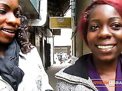 淘气的非洲女同性恋青少年谈论猫吃在公共