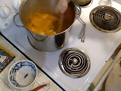 el jengibre caliente tiene un orgasmo alimenticio del curry rojo tailandés! desnudo en la cocina episodio 39