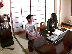 युवा जापानी वकील कार्यालय के अंदर ग्राहक के साथ यौन संबंध है और उसे उसे real widow mom son पर आने देता है