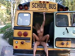 une ado excitée se fait baiser la chatte serrée par derrière dans un bus scolaire