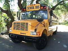 белокурую цыпочку трахают сзади в ее школьном автобусе