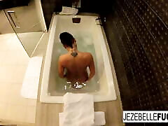 jezebelle bond se filme en train de prendre un bain