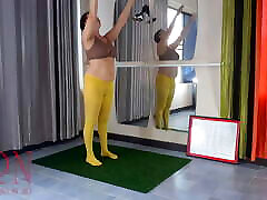 Regina Noir. squirting sower in yellow tights in the gym. A girl without panties is doing yoga. Cam 2