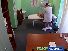 नकली अस्पताल डॉक्टरों की सिफारिश की सेक्सी सुनहरे बालों वाली मूल्य भुगतान