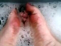 bbw füße spielen in der badewanne und blasen