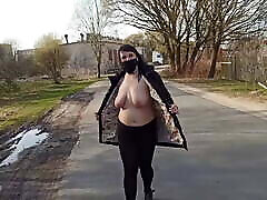 nudo, spudorato moglie cammina per la strada in un luogo pubblico