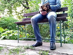 Royal ass MILF peeing while I read a book in koria in 3 min park