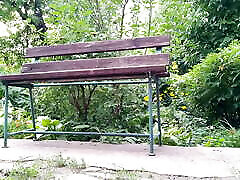 горячая милфа дрочит большой член в стакан в парке на скамейке