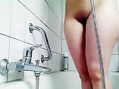 chica marroquí está tomando una ducha sexy