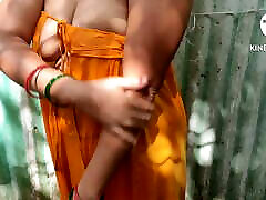 भारतीय पत्नी स्नान के बाहर किसी भी डर के बिना