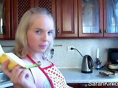 莎拉金布尔用奶油指着她剃光的阴部