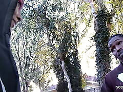 une étudiante brune aux taches de rousseur parle à la bbc baise au casting de rue